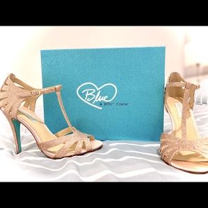 Blue by Betsey Johnson gold glitter tee sandal